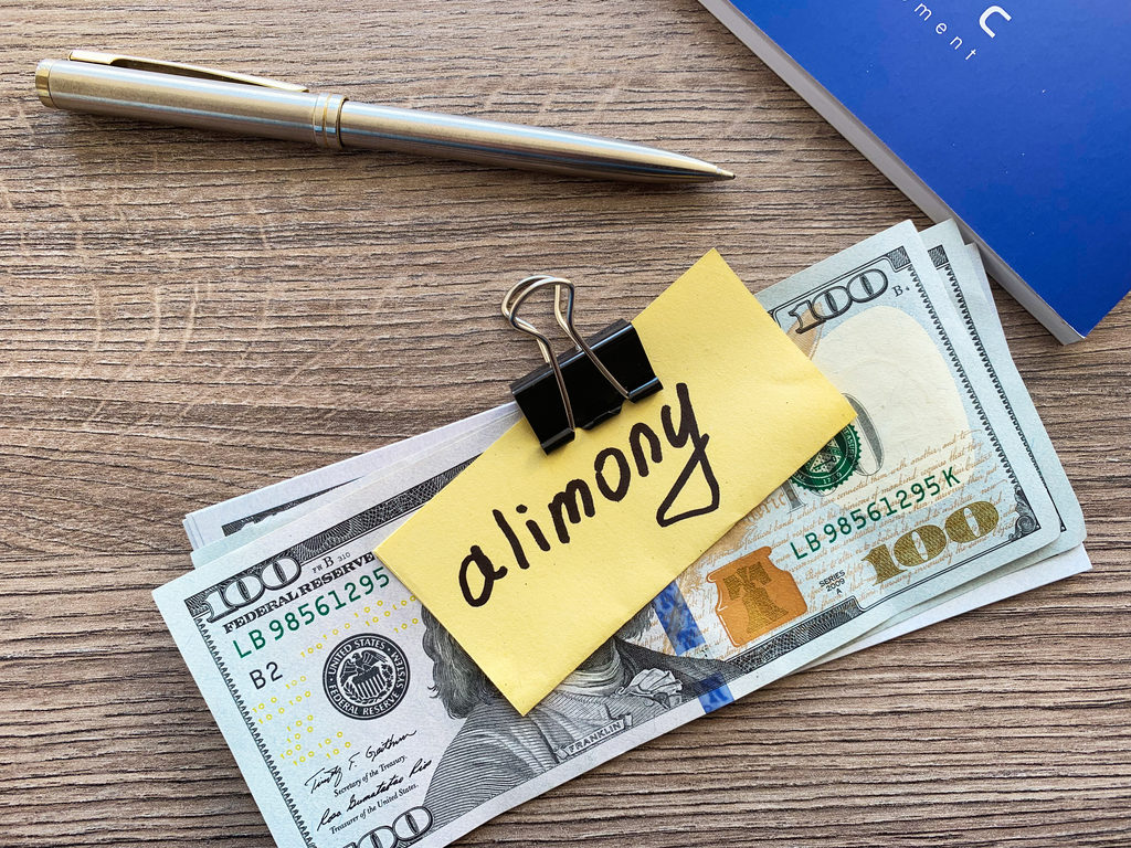 alimony sticky note on hundred dollar bills